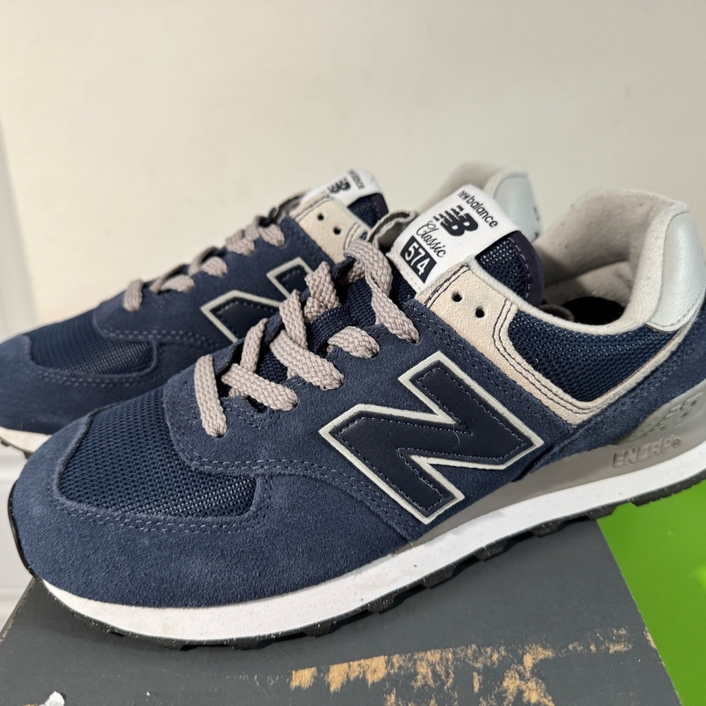 New Balance 574 Classic ML574EVN Navy White Gray Men’s Size 8 Used Like New